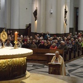 	Adoracja Najświętszego Sakramentu jest stałym punktem podczas dekanalnych pielgrzymek jubileuszowych.