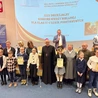 	Nagrody najlepszym wręczył abp senior Wiktor Skworc, który gratulował im rozległej wiedzy. Zwyciężczyni stoi pierwsza z lewej obok abp. Skworca. 