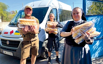 	Codzienność misjonarska na wojnie to noszenie kamizelek przeciwodłamkowych na habicie zakonnym.