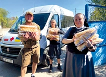 	Codzienność misjonarska na wojnie to noszenie kamizelek przeciwodłamkowych na habicie zakonnym.