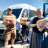 	Codzienność misjonarska na wojnie to noszenie kamizelek przeciwodłamkowych na habicie zakonnym.