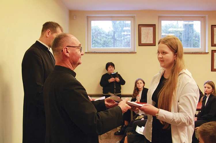 	Każdy z finalistów otrzymał dyplom i książkę.