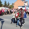 	Mieszkańcy Łowicza pod pamiątkową tablicą złożyli kwiaty i zapalili znicze dla uczczenia uczestników akcji.