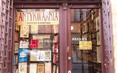 W witrynie zabytkowego lokalu wciąż wisi tablica z dawnym napisem.