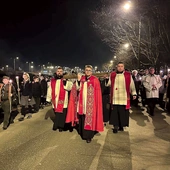 	Każdy mógł włączyć się w modlitwę i niesienie krzyża.