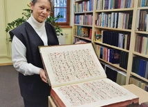 	Za księgozbiór biblioteki seminaryjnej od ponad 20 lat odpowiedzialna jest s. Elżbieta Oszajca.