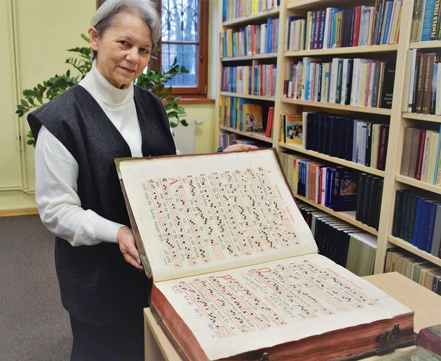 	Za księgozbiór biblioteki seminaryjnej od ponad 20 lat odpowiedzialna jest s. Elżbieta Oszajca.