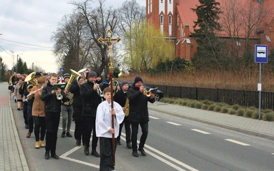 	Procesja z kościoła na stary cmentarz parafialny w Łubowicach.
