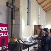 	Gabloty z pamiątkami pozostaną w nawie kościoła do Niedzieli Palmowej. 