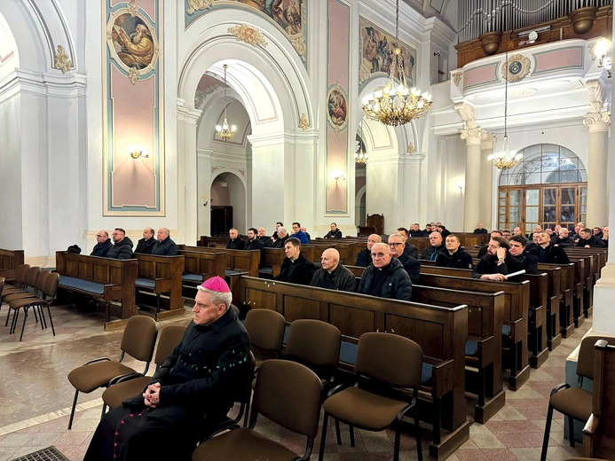 	Wśród słuchaczy był bp Krzysztof Nitkiewicz.