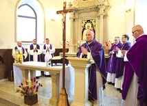 	Mszę Świętą celebrował bp M. Solarczyk.