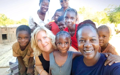 	Misjonarka Małgorzata Strzelecka wśród swoich podopiecznych w Zambii.