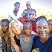 	Misjonarka Małgorzata Strzelecka wśród swoich podopiecznych w Zambii.