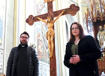 	Jagoda Wojciechowska i ks. Adrian Jakubiak zapraszają młodzież do wspólnego działania.