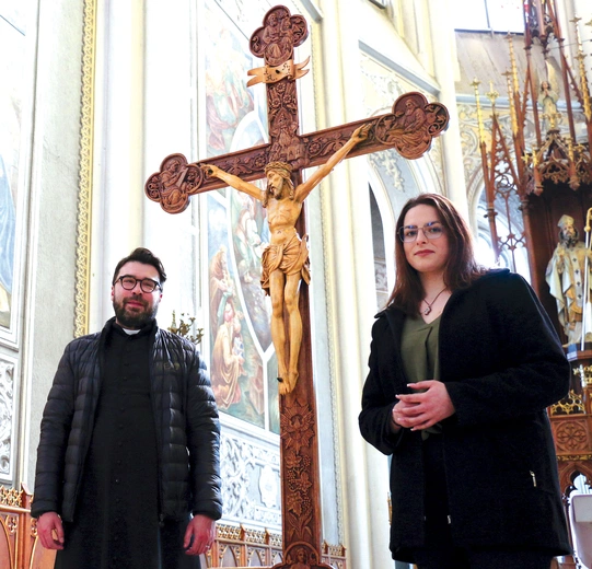 	Jagoda Wojciechowska i ks. Adrian Jakubiak zapraszają młodzież do wspólnego działania.