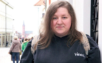 	Ta dziewczyna porzuciła posadę katechety i założyła Hineni, by móc w pełni pracować dla Pana Boga.