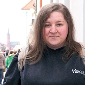 	Ta dziewczyna porzuciła posadę katechety i założyła Hineni, by móc w pełni pracować dla Pana Boga.