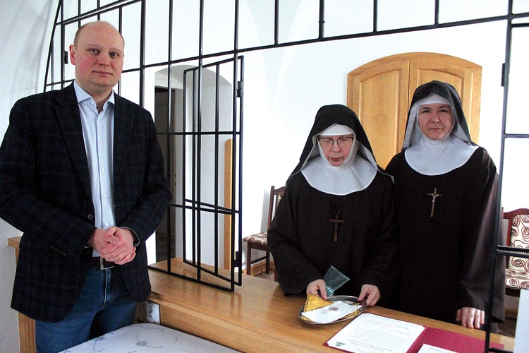 	Relikwie warszawianki bł. Marii Teresy Kowalskiej przekazały mniszki z Przasnysza.