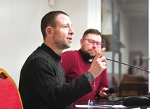 	Najpierw jest Msza św. z nieszporami w katedrze, a później wykład i okazja do zadawania pytań w sali papieskiej. 