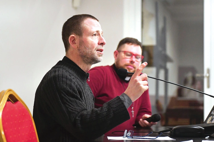 	Najpierw jest Msza św. z nieszporami w katedrze, a później wykład i okazja do zadawania pytań w sali papieskiej. 