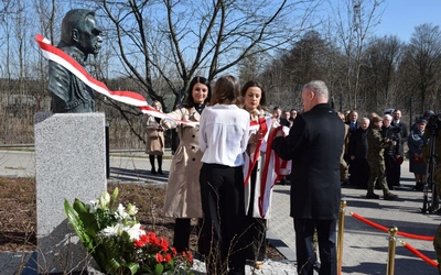 Bp Solarczyk uczestniczył w odsłonięciu pomnika marszałka Piłsudskiego
