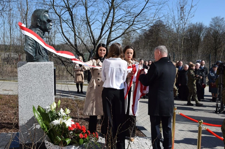 Bp Solarczyk uczestniczył w odsłonięciu pomnika marszałka Piłsudskiego