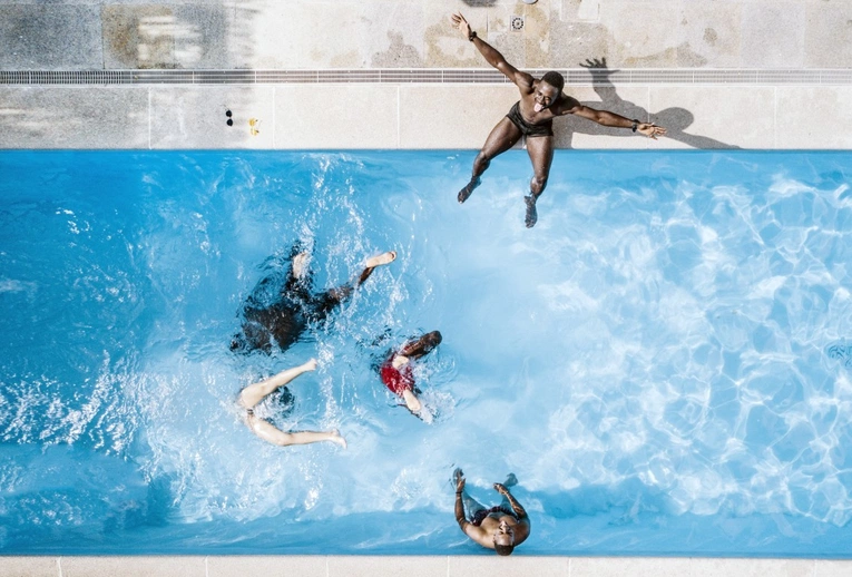 Czysta i bezpieczna woda: jak elektrolizer soli zmienia sposób dezynfekcji basenu