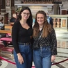 Siostry z Polski  Amelia: Przyjechałam tu z młodszą siostrą. Jestem już po studiach, a Ania jeszcze się uczy. Lubimy odwiedzać miejsca najważniejsze dla Polaków. Dlatego jesteśmy w Watykanie. Jestem tu już drugi raz i mam nadzieję, że nie ostatni, bo od grobu papieża Polaka zawsze odchodzę przemieniona. Anna: Ja jestem w tym miejscu po raz pierwszy. To dla mnie istotna pielgrzymka. Przyniosłam do Ojca Świętego bardzo ważne intencje osobiste. Do tego wyjazdu przygotowywałam się wcześniej, czytając dużo o pa…