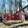  Pan Wojciech  do odgrywania roli Pana Jezusa przygotowuje się, oglądając fragmenty filmu „Pasja”