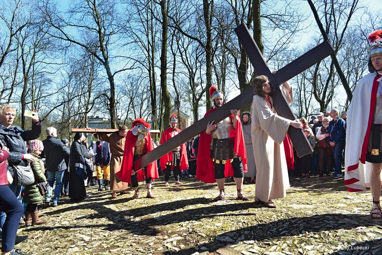  Pan Wojciech  do odgrywania roli Pana Jezusa przygotowuje się, oglądając fragmenty filmu „Pasja”