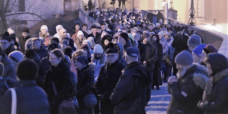 Walka z nałogiem przez wiarę - Droga Krzyżowa na Starym Mieście 