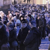 Walka z nałogiem przez wiarę - Droga Krzyżowa na Starym Mieście 
