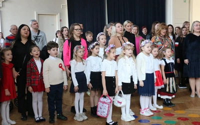 W Radomiu zgłosiło się 140 osób. Na początku wspólnie odśpiewano hymn państwowy.