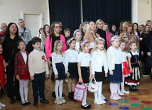 W Radomiu zgłosiło się 140 osób. Na początku wspólnie odśpiewano hymn państwowy.