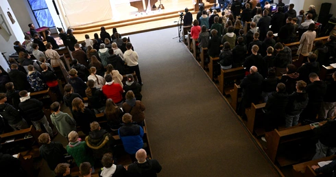 Kaplica seminaryjna wypełniona młodzieżą
