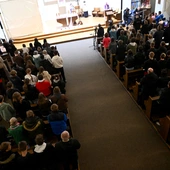 Kaplica seminaryjna wypełniona młodzieżą