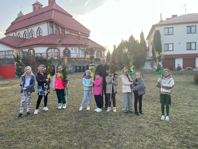 Kolorowa tradycja w małych rękach