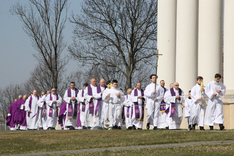 Dąbrowa Tarnowska. Pielgrzymka jubileuszowa kapłanów, sióstr i ich rodzin