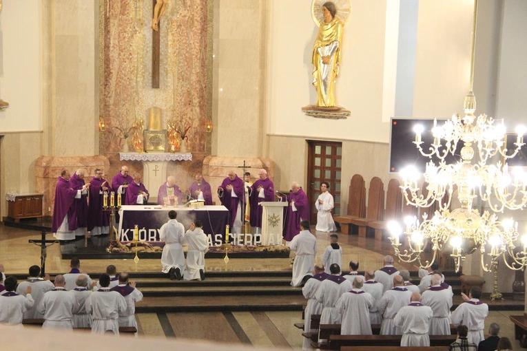 Dąbrowa Tarnowska. Pielgrzymka jubileuszowa kapłanów, sióstr i ich rodzin