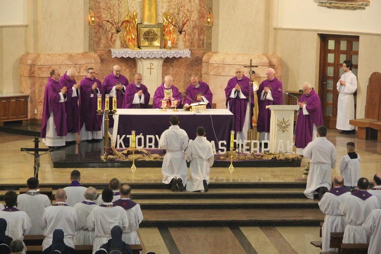 Dąbrowa Tarnowska. Pielgrzymka jubileuszowa kapłanów, sióstr i ich rodzin