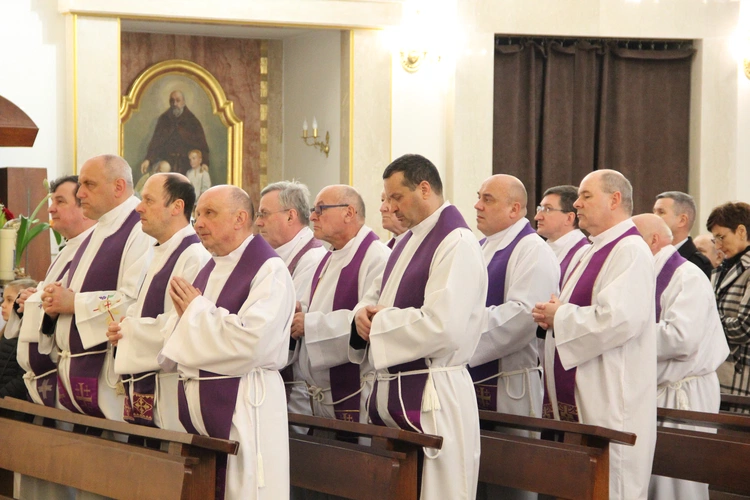 Dąbrowa Tarnowska. Pielgrzymka jubileuszowa kapłanów, sióstr i ich rodzin