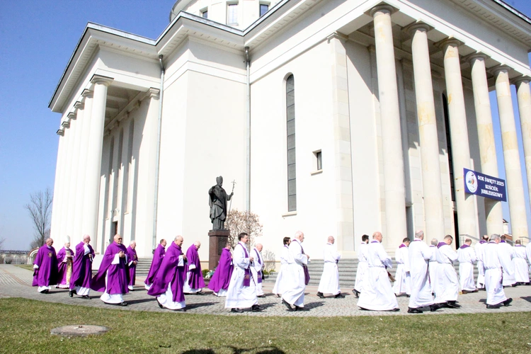 Dąbrowa Tarnowska. Pielgrzymka jubileuszowa kapłanów, sióstr i ich rodzin