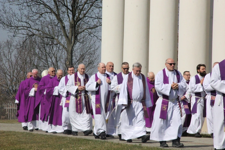 Dąbrowa Tarnowska. Pielgrzymka jubileuszowa kapłanów, sióstr i ich rodzin