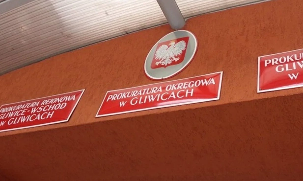 Gliwice. Siedmiu byłych policjantów oskarżonych o okradanie osób z demencją