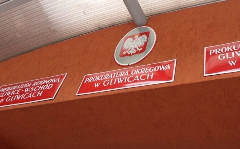 Gliwice. Siedmiu byłych policjantów oskarżonych o okradanie osób z demencją