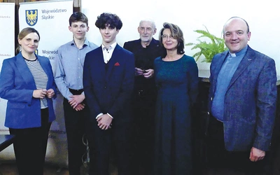 Od lewej: Marta Dąbrowska, Mateusz Franczak, Michał Salepa, Piotr Kenig, Dorota Pelczarska i ks. Tomasz Sroka.