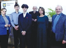 Od lewej: Marta Dąbrowska, Mateusz Franczak, Michał Salepa, Piotr Kenig, Dorota Pelczarska i ks. Tomasz Sroka.