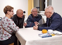 Ksiądz poeta spotkał się z czytelnikami i słuchaczami jego medytacji w kamienickiej kawiarence parafialnej.