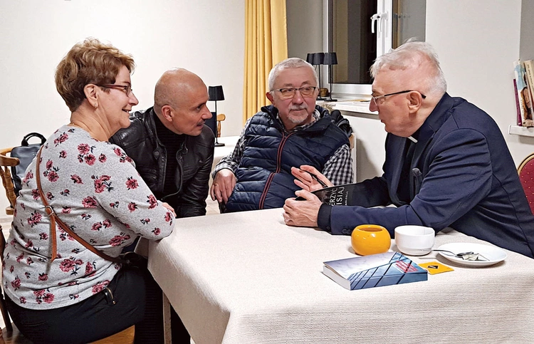 Ksiądz poeta spotkał się z czytelnikami i słuchaczami jego medytacji w kamienickiej kawiarence parafialnej.