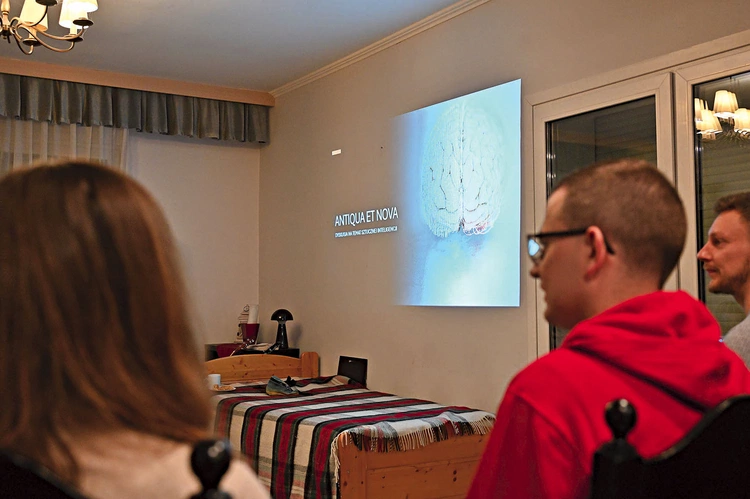 Rozprawiano o szansach i zagrożeniach związanych z postępem technologicznym.